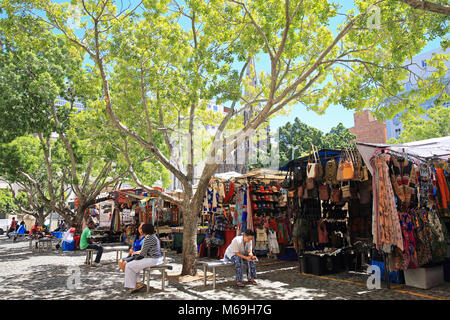Stands vendant de l'artisanat africain animé sur Greenmarket, une place pavée, historique, dans le centre de la vieille ville du Cap, en Afrique du Sud Banque D'Images
