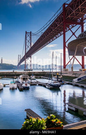 Lisbonne, Portugal - 28 janvier 2011 : marina le long de la rivière pour amarrer les bateaux le long des berges de la rivière tage à Belem et célèbre pont du 25 avril ove Banque D'Images