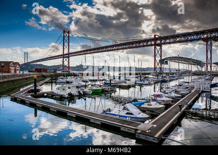 Lisbonne, Portugal - 28 janvier 2011 : marina le long de la rivière pour amarrer les bateaux le long des berges de la rivière tage à Belem et célèbre pont du 25 avril ove Banque D'Images