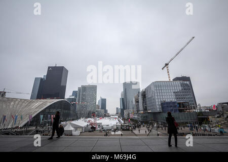 PARIS, FRANCE - 20 décembre 2017 : Les personnes qui envisagent la Defense district skyline de l'Esplanade. La Défense nationale est le principal quartier d'affaires de Pa Banque D'Images