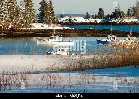 Bateaux de pêche en sécurité dans la neige couverts Owls Head Harbour dans le Maine pendant la saison d'hiver. Banque D'Images