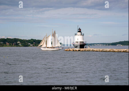 Une authentique goélette, appelé windjammer, voiles du printemps dernier Point Lighthouse à Portland, Maine. Banque D'Images