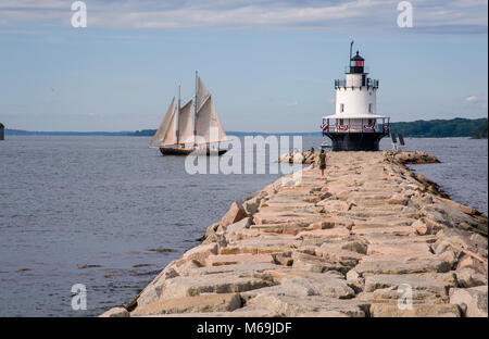 Ancienne goélette navigue depuis le printemps dernier Point Lighthouse sur une chaude journée d'été à Portland dans le Maine. , Windjammers comme on les appelle, sont un site touristique attrac Banque D'Images