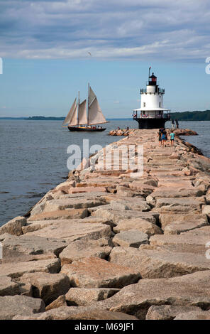 Une goélette en bois, communément appelé windjammer navire à voile, voiles du printemps dernier Point Lighthouse au bord d'une longue jetée, dans Portla Banque D'Images