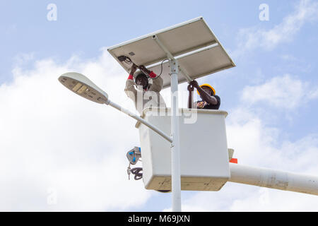 Installation de l'éclairage public solaire à Antigua Banque D'Images