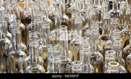 Processus d'emballage de bouteilles. Armagnac Delord cave, Lannepax. Le Gers, nouveau Aquitaine, Midi Pyerenees. France Europe Banque D'Images