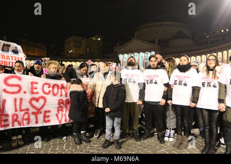 Naples, Italie. 28 Février, 2018. Ce soir dans les rues de la ville de Naples une procession avec des milliers de personnes ont manifesté pour protester contre les institutions qui ne font rien pour libérer les trois napolitains enlevés au Mexique en janvier dernier. Crédit : Fabio Sasso/Pacific Press/Alamy Live News Banque D'Images