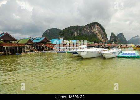 L'établissement Koh Panyee construit sur pilotis de la baie de Phang Nga, Thaïlande Banque D'Images