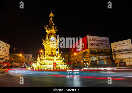 CHIANG RAI, THAÏLANDE - 23 décembre 2017 : Paysage de Golden tour de l'horloge , style traditionnel thaï à Chiang Rai, Thaïlande. Banque D'Images