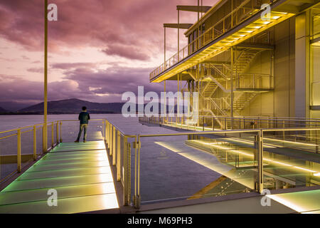 Crépuscule, Botin Centre Musée d'art et de culture. Fondation Botin, l'architecte Renzo Piano. La Mer Cantabrique, Santander, Cantabria, Spain, Europe Banque D'Images