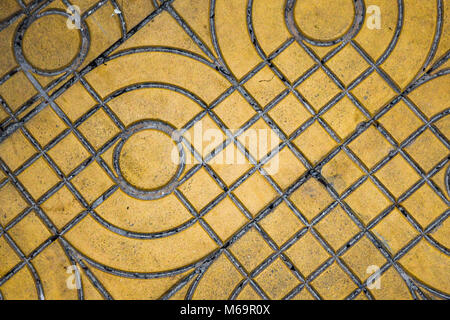 Dalles à motifs jaune dans la rue, vue d'en haut. Des briques en ciment, rez-de-chaussée en pierre carré de texture de fond. Dalle dalle en béton. Trottoirs avec footp humide Banque D'Images