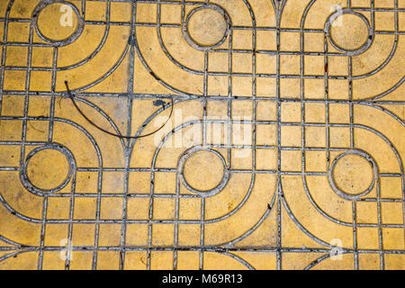 Dalles à motifs jaune dans la rue, vue d'en haut. Des briques en ciment, rez-de-chaussée en pierre carré de texture de fond. Dalle dalle en béton. Trottoirs avec footp humide Banque D'Images