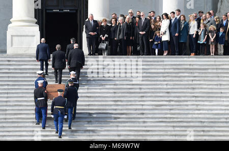 La famille du révérend Billy Graham observe alors que le cercueil du révérend Billy Graham se fait monter les marches du Capitole à Washington, le mercredi 23 février, 28, 2018, où il résidera dans l'honneur dans la rotonde. C'est un honneur rare pour un citoyen de se coucher en l'honneur de la capitale. Graham est mort mercredi dans son sommeil à son domicile de Caroline du Nord. Il était de 99. Crédit : Susan Walsh/Piscine via CNP - AUCUN FIL SERVICE · Photo : Susan Walsh/consolidé Nouvelles Photos/Susan Walsh - Piscine via CNP Banque D'Images