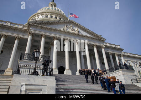 Washington, DC, USA. 28 Février, 2018. Attendre que la famille le cercueil de l'évangéliste américain Billy Graham s'effectue jusqu'l'est pas après son arrivée au Capitole à Washington, DC, USA, 28 février 2018. Une cérémonie pour honorer la vie et l'œuvre du Révérend Graham sera suivie d'une consultation publique qu'il se trouve dans l'honneur dans la rotonde. Credit : Tasos Katopodis/Piscine via CNP - PAS DE SERVICE DE FIL · Crédit : Tasos Katopodis/consolidé Nouvelles Photos/Tasos Katopodis - Piscine via CNP/dpa/Alamy Live News Banque D'Images