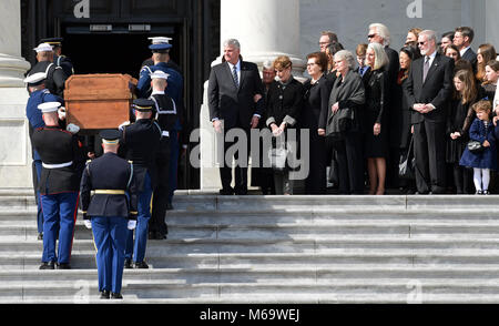 La famille du révérend Billy Graham observe alors que le cercueil du révérend Billy Graham se fait monter les marches du Capitole à Washington, le mercredi 23 février, 28, 2018, où il résidera dans l'honneur dans la rotonde. C'est un honneur rare pour un citoyen de se coucher en l'honneur de la capitale. Graham est mort mercredi dans son sommeil à son domicile de Caroline du Nord. Il était de 99. Crédit : Susan Walsh/Piscine via CNP - AUCUN FIL SERVICE · Photo : Susan Walsh/consolidé Nouvelles Photos/Susan Walsh - Piscine via CNP Banque D'Images