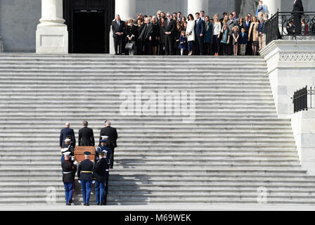 La famille du révérend Billy Graham observe alors que le cercueil du révérend Billy Graham se fait monter les marches du Capitole à Washington, le mercredi 23 février, 28, 2018, où il résidera dans l'honneur dans la rotonde. C'est un honneur rare pour un simple citoyen de se coucher en l'honneur de la capitale. Graham est mort mercredi dans son sommeil à son domicile de Caroline du Nord. Il était de 99. Crédit : Susan Walsh/Piscine via CNP - AUCUN FIL SERVICE · Photo : Susan Walsh/consolidé Nouvelles Photos/Susan Walsh - Piscine via CNP Banque D'Images