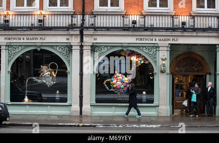 Londres, Royaume-Uni. 1er mars 2018. Météo France : vue générale de Fortnum & Mason Plc dans Regent Street comme bête de l'Est, les conditions météorologiques continuent à City of London, Londres, Angleterre le 1 mars 2018. Photo par Andy Rowland. Crédit : Andrew Rowland/Alamy Live News Banque D'Images