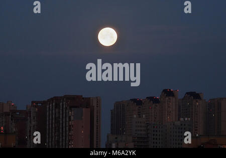 Dalian, Dalian, Chine. 2e Mar, 2018. Dalian, Chine 2e mars 2018 : Pleine lune à Dalian, Liaoning Province du nord-est de la Chine. Crédit : SIPA Asie/ZUMA/Alamy Fil Live News Banque D'Images