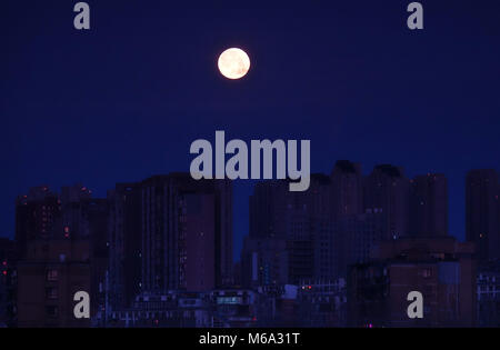 Dalian, Dalian, Chine. 2e Mar, 2018. Dalian, Chine 2e mars 2018 : Pleine lune à Dalian, Liaoning Province du nord-est de la Chine. Crédit : SIPA Asie/ZUMA/Alamy Fil Live News Banque D'Images