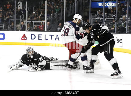 Los Angeles, Californie, USA. 1er mars 2018. Blue Jackets de Columbus' avant Oliver Bjorkstrand (28) rivalise avec le défenseur des Kings de Los Angeles Christian Folin (5) andLos Angeles Kings' gardien Jonathan Quick (32) 2017-2018 au cours d'un match de hockey à Los Angeles le 1 mars 2018. Kings de Los Angeles a gagné 5-2. Ringo : crédit Chiu/ZUMA/Alamy Fil Live News Banque D'Images