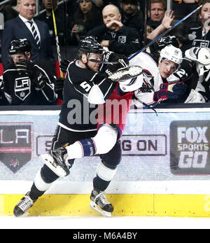 Los Angeles, Californie, USA. 1er mars 2018. Le défenseur des Kings de Los Angeles Christian Folin (5) et l'attaquant des Blue Jackets de Columbus Sonny Milano (22) actions en 2017-2018 au cours d'un match de hockey entre les Kings de Los Angeles et les Blue Jackets de Columbus à Los Angeles le 1 mars 2018. Kings de Los Angeles a gagné 5-2. Ringo : crédit Chiu/ZUMA/Alamy Fil Live News Banque D'Images