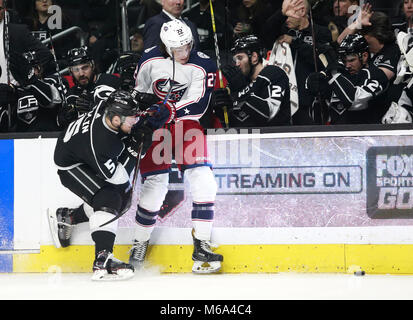 Los Angeles, Californie, USA. 1er mars 2018. Le défenseur des Kings de Los Angeles Christian Folin (5) et l'attaquant des Blue Jackets de Columbus Sonny Milano (22) actions en 2017-2018 au cours d'un match de hockey entre les Kings de Los Angeles et les Blue Jackets de Columbus à Los Angeles le 1 mars 2018. Kings de Los Angeles a gagné 5-2. Ringo : crédit Chiu/ZUMA/Alamy Fil Live News Banque D'Images