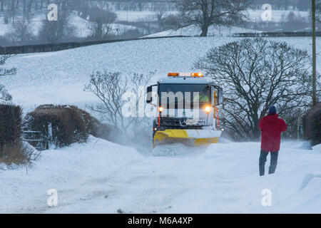 Un conseil Flintshire grincer et véhicule de déneigement effacement de la route principale dans le village d'Lixwm coupée en raison de la neige à partir de la tempête Emma et la Bête à partir de la masse d'air arctique de l'Est à partir de la Scandinavie, Flintshire, au Pays de Galles Banque D'Images