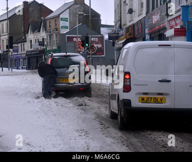 Les images montrent la scène de Bridgend, Nouvelle-Galles du Sud, ce vendredi après la tempête Emma laissé plusieurs cm de neige dans son service. Les travailleurs sont représentés Conseil Bridgend effacement de la neige et la glace sur les trottoirs et les allées. Le personnel de Royal Mail sont illustrés de retour à la maison en mesure de travailler en raison du mauvais temps, ils sont représentés dans la rue commerciale dans le centre-ville. Une voiture est poussée à travers la neige à Nolton Street dans le centre de Bridgend. Un véhicule 4x4 fait son chemin dans la rue commerciale.. Un nouveau client fait son chemin à l'ASDA. Un homme brave les intempéries en short lors de l'effacement de la neige. Banque D'Images