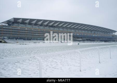 Ascot, UK. 2e Mar, 2018. UK : Météo - Snowy Ascot Racecourse Crédit : Andrew Spiers/Alamy Live News Banque D'Images