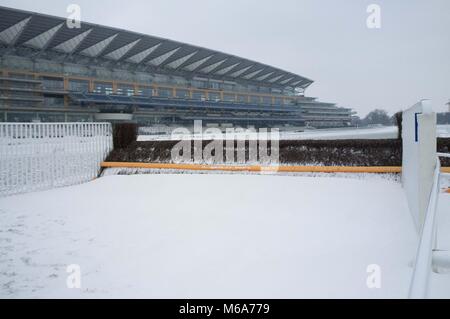 Ascot, UK. 2e Mar, 2018. UK : Météo - Snowy Ascot Racecourse Crédit : Andrew Spiers/Alamy Live News Banque D'Images