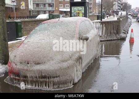 Londres Angleterre Royaume-uni ; 2 mars 2018. Une rafale d'eau principale de l'Est de Londres a pulvérisé à la fois personnelle et la propriété des autorités locales dans l'eau qui a gelé pendant la nuit et les a rendus inutilisables Josef Mills/Alamy Live News Banque D'Images