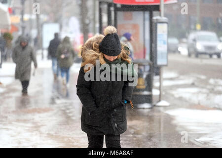 Pic montre : enveloppé chaleureux - que Storm Emma et les bêtes de l'Est s'est passé. Des averses de neige continue et le gel ont gardé les routes vides mais quelques braves ventures. photo par Gavin Rodgers/ Pixel8000 Banque D'Images