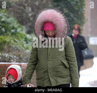 Pic montre : enveloppé chaleureux - que Storm Emma et les bêtes de l'Est s'est passé. Des averses de neige continue et le gel ont gardé les routes vides mais quelques braves ventures. photo par Gavin Rodgers/ Pixel8000 Banque D'Images