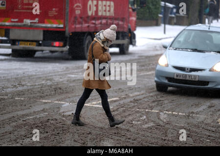 Pic montre : enveloppé chaleureux - que Storm Emma et les bêtes de l'Est s'est passé. Des averses de neige continue et le gel ont gardé les routes vides mais quelques braves ventures. photo par Gavin Rodgers/ Pixel8000 Banque D'Images