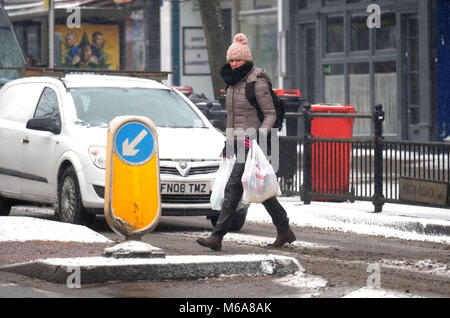 Pic montre : enveloppé chaleureux - que Storm Emma et les bêtes de l'Est s'est passé. Des averses de neige continue et le gel ont gardé les routes vides mais quelques braves ventures. photo par Gavin Rodgers/ Pixel8000 Banque D'Images