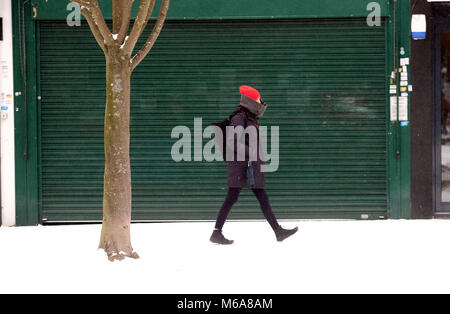 Pic montre : enveloppé chaleureux - que Storm Emma et les bêtes de l'Est s'est passé. Des averses de neige continue et le gel ont gardé les routes vides mais quelques braves ventures. photo par Gavin Rodgers/ Pixel8000 Banque D'Images