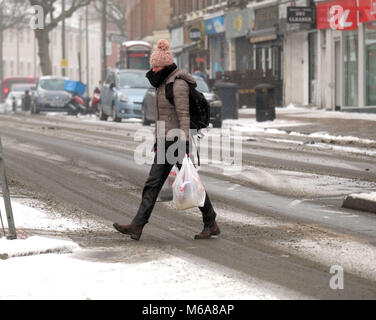 Pic montre : enveloppé chaleureux - que Storm Emma et les bêtes de l'Est s'est passé. Des averses de neige continue et le gel ont gardé les routes vides mais quelques braves ventures. photo par Gavin Rodgers/ Pixel8000 Banque D'Images