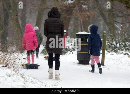 Pic montre : enveloppé chaleureux - que Storm Emma et les bêtes de l'Est s'est passé. Des averses de neige continue et le gel ont gardé les routes vides mais quelques braves ventures. photo par Gavin Rodgers/ Pixel8000 Banque D'Images