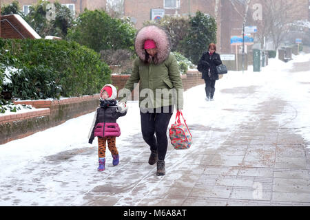 Pic montre : enveloppé chaleureux - que Storm Emma et les bêtes de l'Est s'est passé. Des averses de neige continue et le gel ont gardé les routes vides mais quelques braves ventures. photo par Gavin Rodgers/ Pixel8000 Banque D'Images