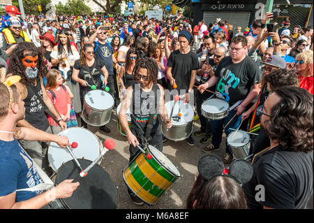 Tel Aviv Yafo, Israël. 09Th Mar, 2018. Israël, Tel Aviv - 2 mars 2018 : la fête de rue annuel Tel Aviv est plus grand événement de Pourim. Pourim est une fête juive qui commémore la sauvegarde du peuple juif à Haman, qui avait l'intention de tuer tous les Juifs.La manifestation a lieu à Kikar Hamedina dans le nord de la ville et comprendra, comme il l'a fait dans les années précédentes, les performances de certains musiciens de haut. L'événement a une bonne ambiance de fête et est libre d'entrée. Crédit : Michael Jacobs/Alamy Live News Banque D'Images