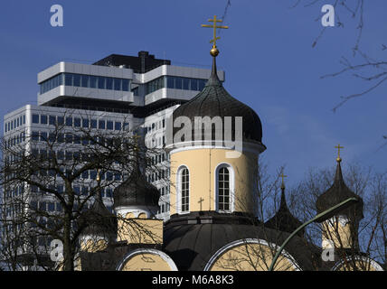 01 mars 2018, Allemagne, Berlin : la cathédrale orthodoxe russe de la résurrection du Christ en face de l'immeuble de l'assurance pension allemande à Hohenzollerndamm à Wilmersdorf. Photo : Soeren Stache/dpa/ZB Banque D'Images