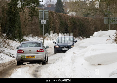 Uttoxeter, Staffordshire, Royaume-Uni. 09Th Mar, 2018. Météo France : voitures échouées dans d'énormes amoncellements de neige près d'Uttoxeter, en raison de la neige à partir de la tempête Emma et la "bête de l'Est'. Uttoxeter, Staffordshire, Royaume-Uni. 2 mars 2018. Crédit : Richard Holmes/Alamy Live News Banque D'Images