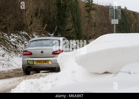 Uttoxeter, Staffordshire, Royaume-Uni. 09Th Mar, 2018. Météo France : voitures échouées dans d'énormes amoncellements de neige près d'Uttoxeter, en raison de la neige à partir de la tempête Emma et la "bête de l'Est'. Uttoxeter, Staffordshire, Royaume-Uni. 2 mars 2018. Crédit : Richard Holmes/Alamy Live News Banque D'Images