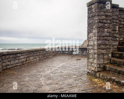 Terrasse en brique sur l'Itzurun Beach de Zumaia, Pays Basque, Espagne Banque D'Images