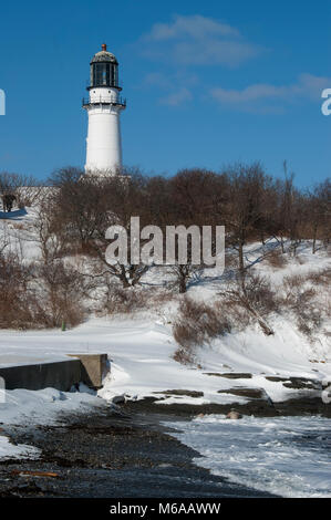 Vieux phare de Cape Elizabeth trône au sommet de la colline couverte de neige dans le Maine. Banque D'Images