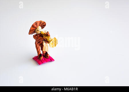 Mariachi toy figure sur fond blanc cote Banque D'Images