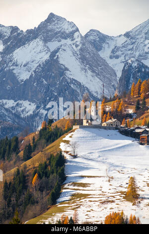 Paysage montagneux avec des villages de Colle Santa Lucia au Dolomites en Italie Banque D'Images