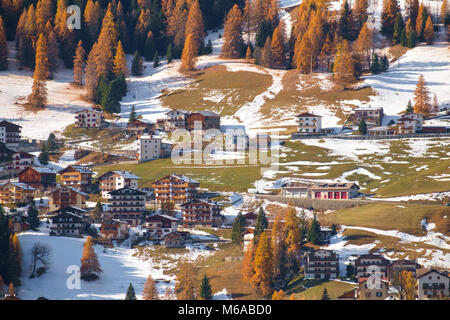 Paysage montagneux avec des villages de Colle Santa Lucia au Dolomites en Italie Banque D'Images