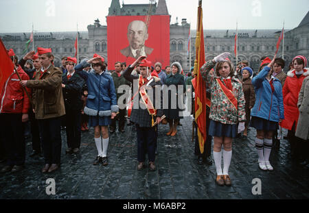 Les jeunes pionniers sur une visite de la Place Rouge, avec portrait de Lénine, révolutionnaire communiste, Moscou, Russie Banque D'Images