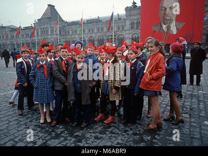 Les jeunes pionniers sur une visite de la Place Rouge, avec portrait de Lénine, révolutionnaire communiste, Moscou, Russie Banque D'Images